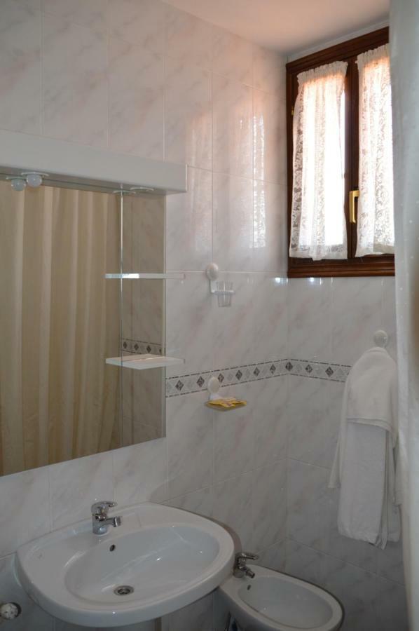 Labella - Hostal Rural Restaurante La Calahorra Exteriér fotografie